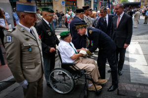 France, Toulouse, 2018-07-14. a senior officer talking with a green beret retired during the celebration of the 14 of ju