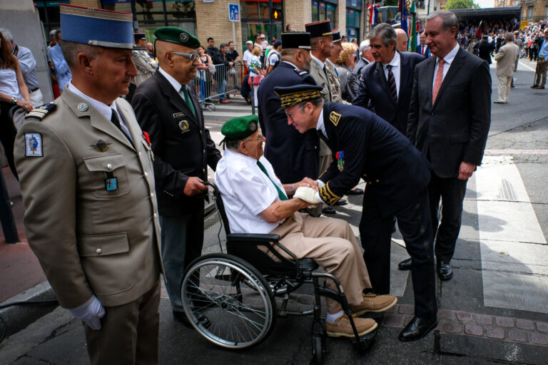 France, Toulouse, 2018-07-14. a senior officer talking with a green beret retired during the celebration of the 14 of ju
