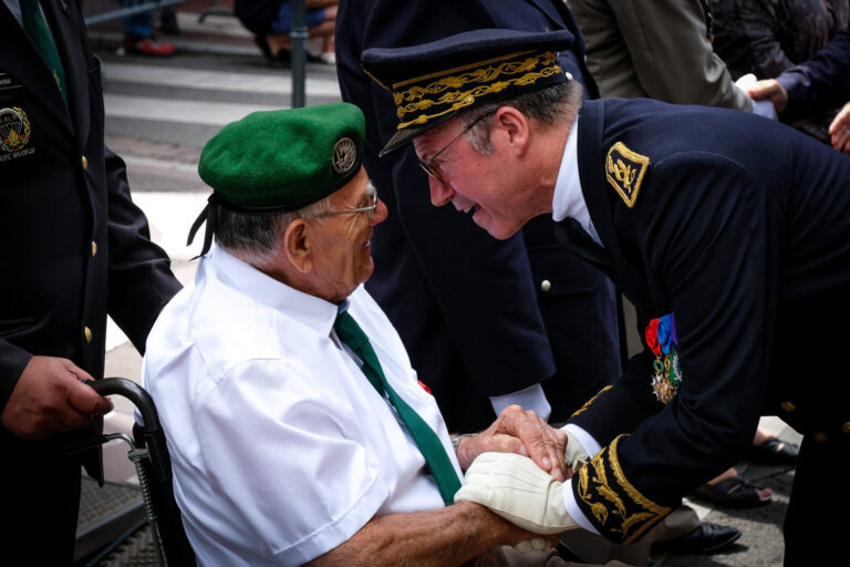 France, Toulouse, 2018-07-14. a senior officer talking with a green beret retired during the celebration of the 14 of ju