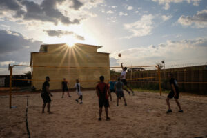 Niger, Niamey, 2018-08-22. French military playing volley ball inside military base. Photograph by Fred MARIE / Defense 