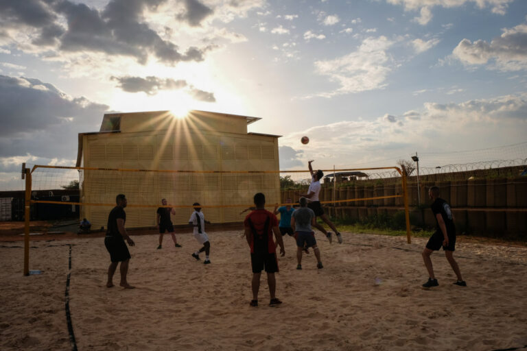Niger, Niamey, 2018-08-22. French military playing volley ball inside military base. Photograph by Fred MARIE / Defense 