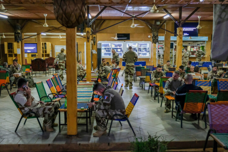 Niger, Niamey, 2018-08-22. French military have rest after work . Photograph by Fred MARIE / Defense Zone. Niger, Niamey