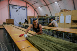 Niger, Niamey, 2018-08-22. French paratroopers packing parachute inside the military base. Photograph by Fred MARIE / De