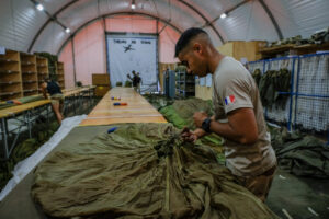 Niger, Niamey, 2018-08-22. French paratroopers packing parachute inside the military base. Photograph by Fred MARIE / De