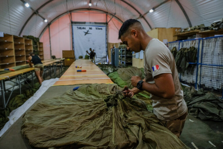 Niger, Niamey, 2018-08-22. French paratroopers packing parachute inside the military base. Photograph by Fred MARIE / De