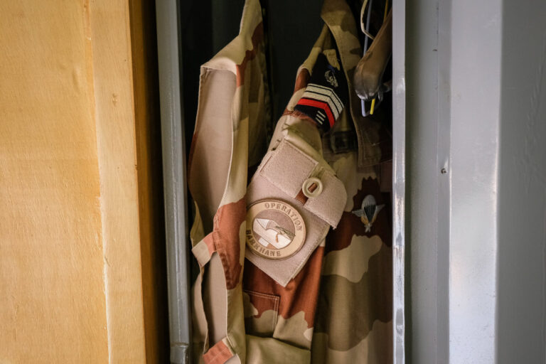 Niger, Niamey, 2018-08-22. Uniform of a French paratroopers packing parachute inside the military base. Photograph by Fr