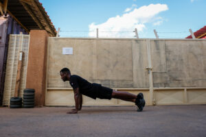 Niger, Niamey, 2018-08-22. French paratroopers train after work. Photograph by Fred MARIE / Defense Zone. Niger, Niamey,