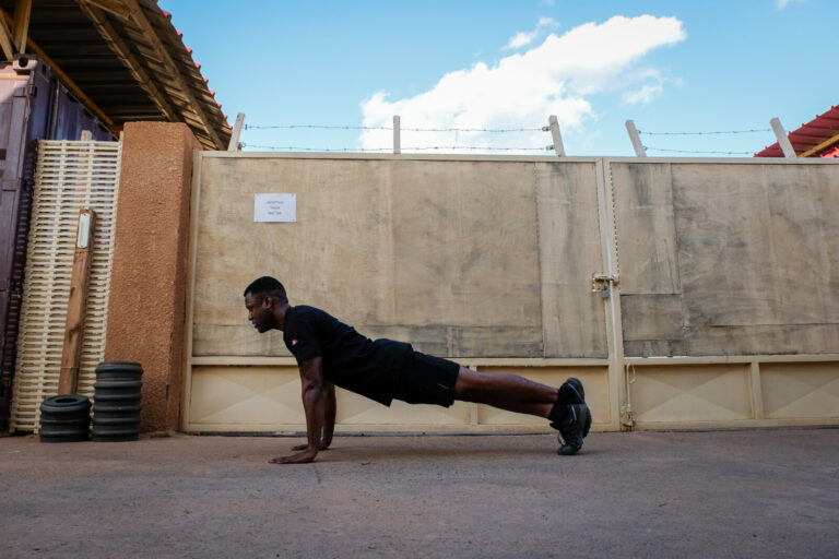 Niger, Niamey, 2018-08-22. French paratroopers train after work. Photograph by Fred MARIE / Defense Zone. Niger, Niamey,
