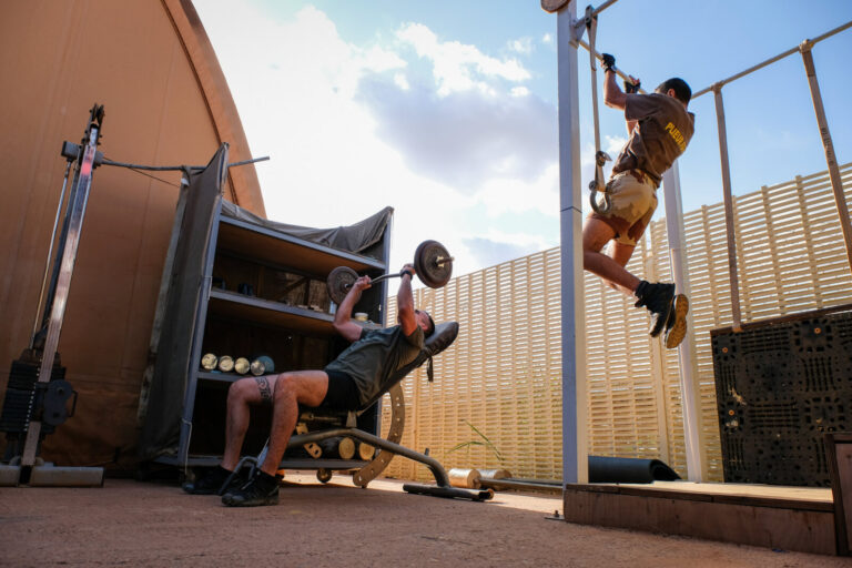 Niger, Niamey, 2018-08-22. French paratroopers train after work. Photograph by Fred MARIE / Defense Zone. Niger, Niamey,