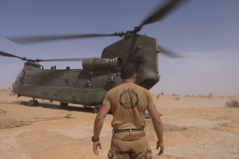 Burkina Faso, april 2021. French soldier load british chinook helicoptere during operation barkhane, french military war