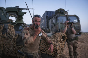 Burkina Faso, april 2021. French army soldiers patrol into Sahel desert during barkhane operation.
Burkina Faso, avril 2