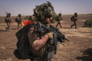 Burkina Faso, april 2021. French army soldiers patrol into Sahel desert during barkhane operation.
Burkina Faso, avril 2