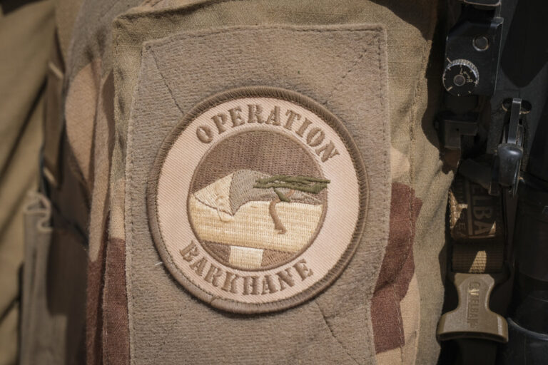 Burkina Faso, april 2021. French army soldiers sign into Sahel desert during barkhane operation.Burkina Faso, avril 202