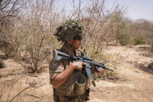 Burkina Faso, april 2021. French army soldiers patrol into Sahel desert during barkhane operation.
Burkina Faso, avril 2