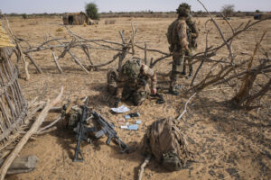 Burkina Faso, april 2021. French army soldiers patrol into Sahel desert during barkhane operation.
Burkina Faso, avril 2