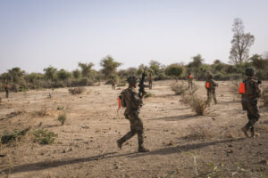 Burkina Faso, april 2021. French army soldiers patrol into Sahel desert during barkhane operation.
Burkina Faso, avril 2