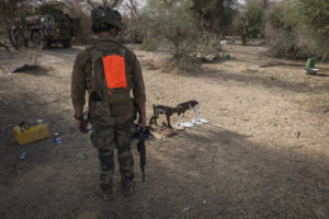 Burkina Faso, april 2021. French army soldiers patrol into Sahel desert during barkhane operation.
Burkina Faso, avril 2
