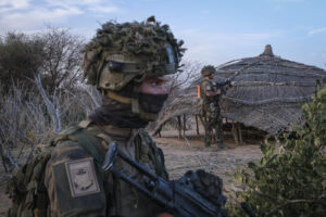 Burkina Faso, april 2021. French army soldiers patrol into Sahel desert during barkhane operation.
Burkina Faso, avril 2