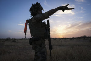 Burkina Faso, april 2021. French army soldiers patrol into Sahel desert during barkhane operation.
Burkina Faso, avril 2