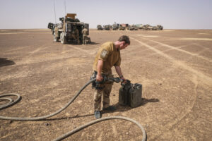 Burkina Faso, april 2021. French army soldiers refuel into Sahel desert during barkhane operation.
Burkina Faso, avril 2