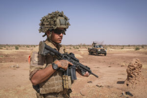 Burkina Faso, april 2021. French army soldiers patrol into Sahel desert during barkhane operation.
Burkina Faso, avril 2