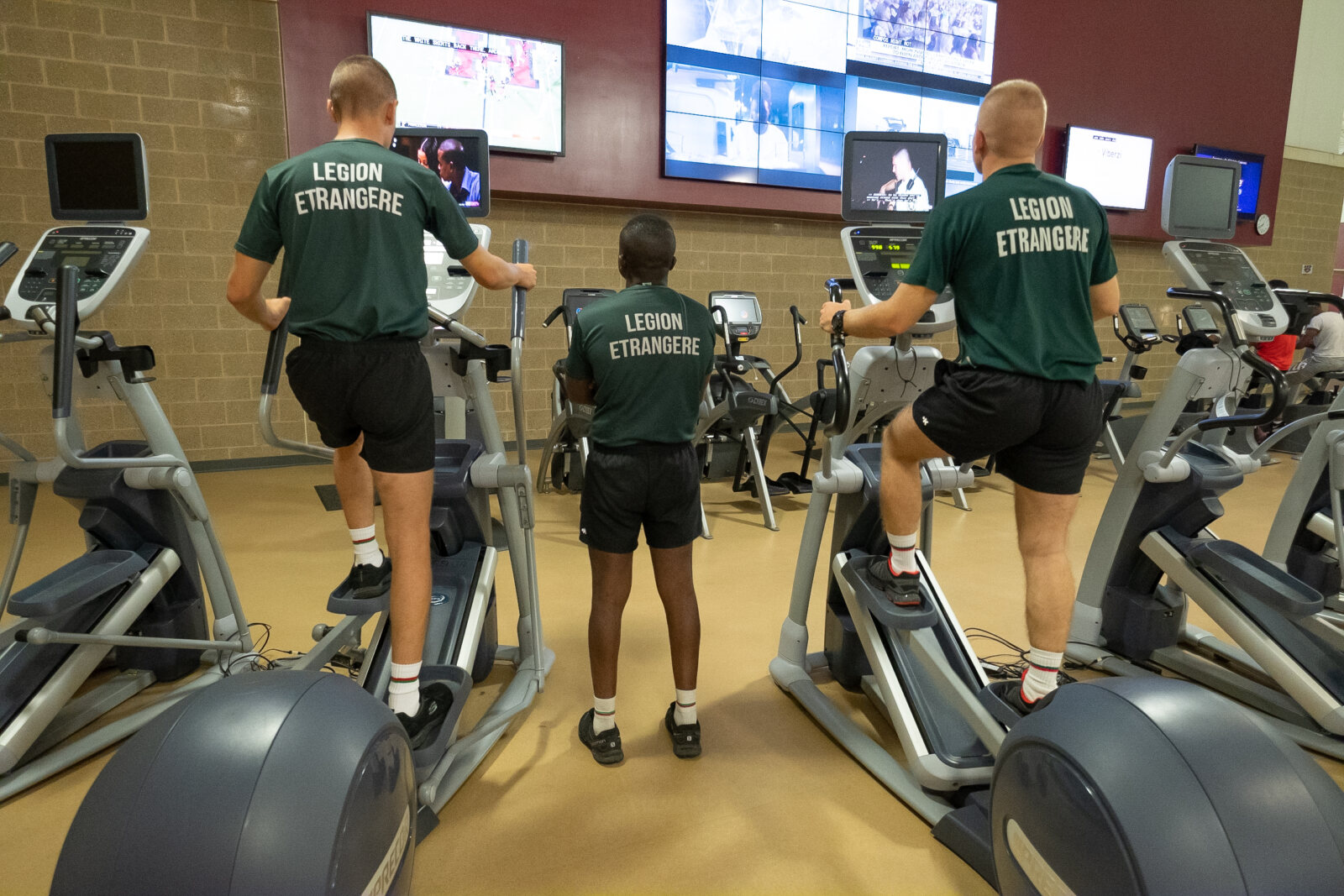 Légionnaire français du 1er régiment étranger de cavalerie (1er REC, Carpiagne) dans le centre sportif du camp Lejeune. 
