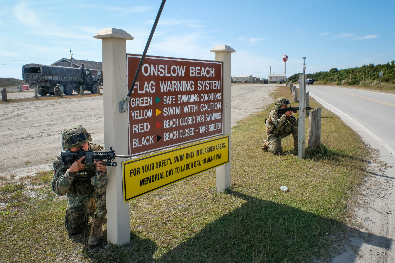 USA, Jacksonville, 2017-10-22. Mexican soldiers training on the beach during the Amphibious Bold Alligator Exercise orga