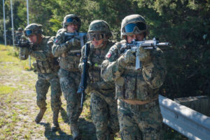 USA, Jacksonville, 2017-10-25. Mexican soldiers training on the beach during the Amphibious Bold Alligator Exercise orga