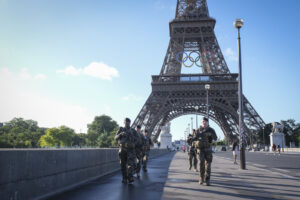France, Parie, 2024-06-15. Soldiers from the 1er RIMa patrol near the Eiffel Tower as part of the Sentinelle mission and
