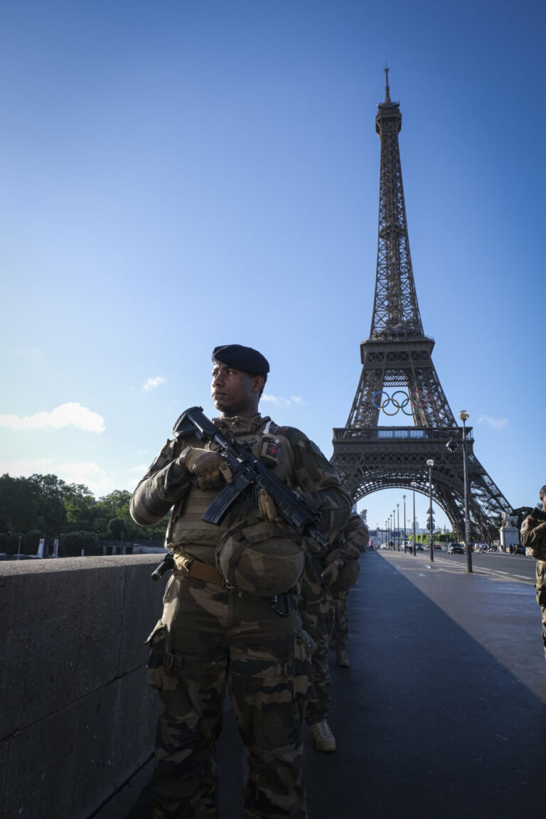 France, Parie, 2024-06-15. Soldiers from the 1er RIMa patrol near the Eiffel Tower as part of the Sentinelle mission and