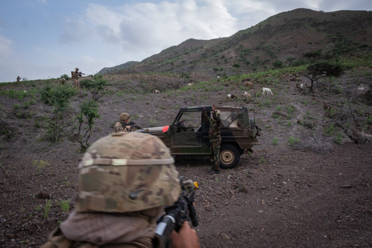 Djibouti, Djibouti, 2020-02-06. US soldiers from national guard airborne training with french soldiers in Djibouti deser