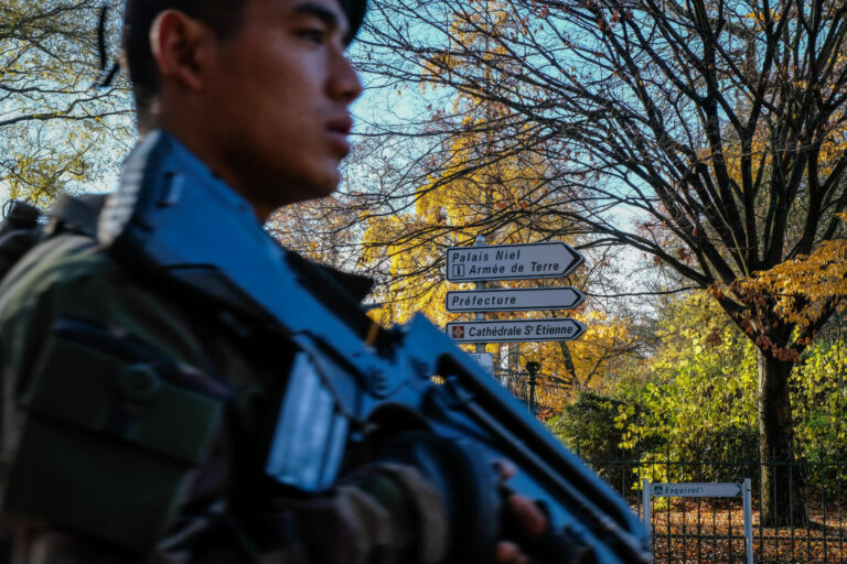 France, Toulouse, 2017-11-27. On operation Sentinelle, legionnaires of the 2nd Foreign Parachute Regiment patrol the str
