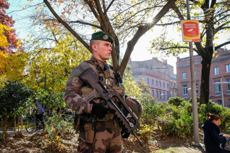 France, Toulouse, 2017-11-27. On operation Sentinelle, legionnaires of the 2nd Foreign Parachute Regiment patrol the str