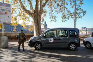 France, Toulouse, 2017-11-27. On operation Sentinelle, legionnaires of the 2nd Foreign Parachute Regiment patrol the str