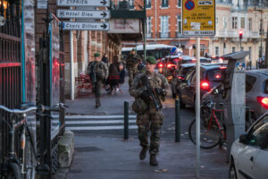 France, Toulouse, 2017-11-27. On operation Sentinelle, legionnaires of the 2nd Foreign Parachute Regiment patrol the str