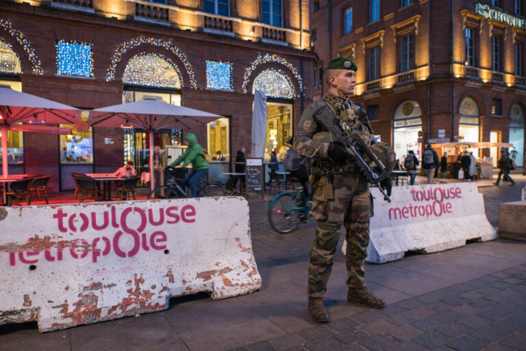 France, Toulouse, 2017-11-27. On operation Sentinelle, legionnaires of the 2nd Foreign Parachute Regiment patrol the str