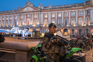 France, Toulouse, 2017-11-27. On operation Sentinelle, legionnaires of the 2nd Foreign Parachute Regiment patrol the str