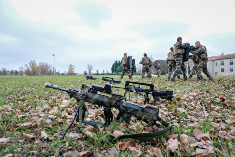 France, Toulouse, 2017-11-30. On operation Sentinelle, legionnaires of the 2nd Foreign Parachute Regiment patrol the str