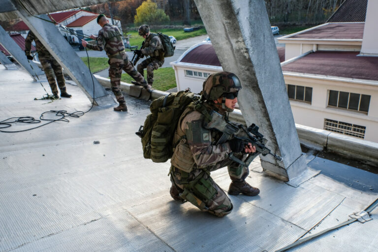 France, Toulouse, 2017-11-30. On operation Sentinelle, legionnaires of the 2nd Foreign Parachute Regiment patrol the str