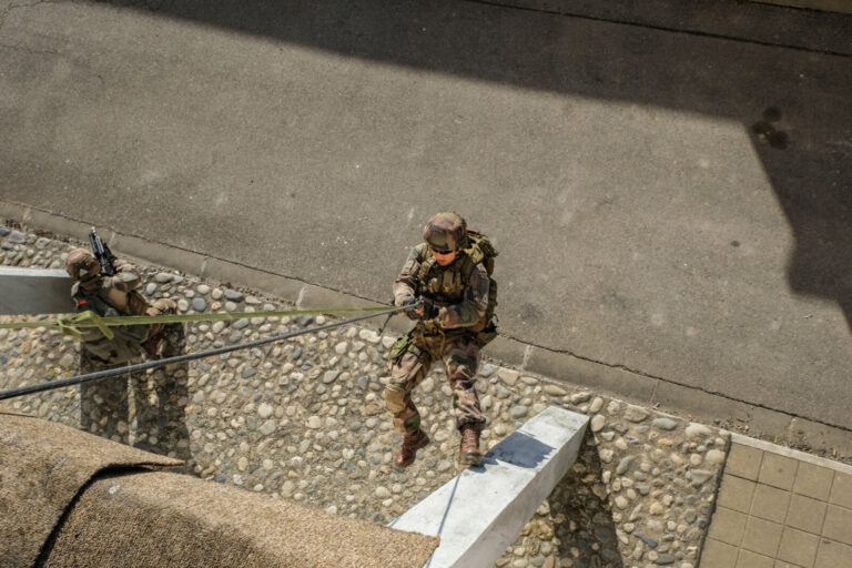 France, Toulouse, 2017-11-30. On operation Sentinelle, legionnaires of the 2nd Foreign Parachute Regiment patrol the str