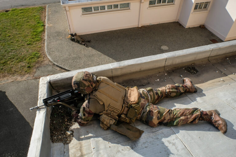 France, Toulouse, 2017-11-30. On operation Sentinelle, legionnaires of the 2nd Foreign Parachute Regiment patrol the str