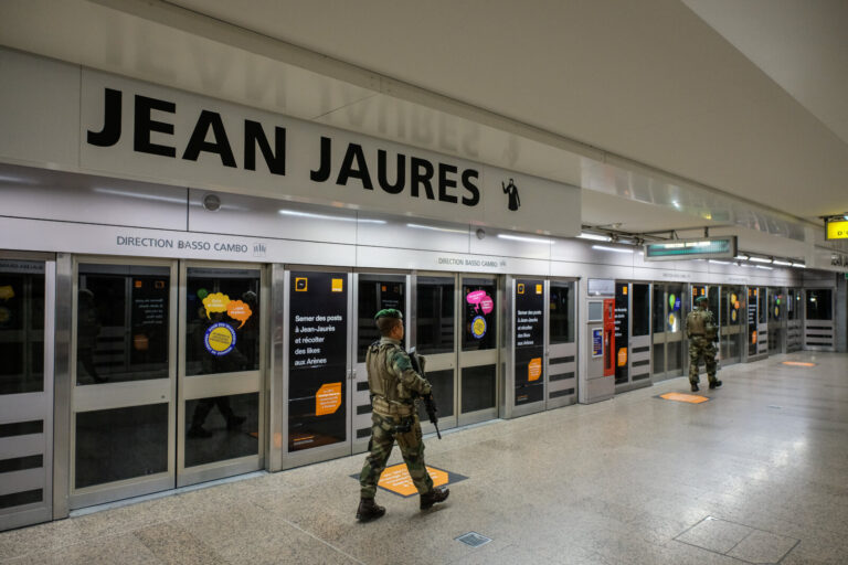 France, Toulouse, 2017-11-27. On operation Sentinelle, legionnaires of the 2nd Foreign Parachute Regiment patrol the str