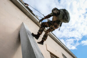 France, Toulouse, 2017-11-30. On operation Sentinelle, legionnaires of the 2nd Foreign Parachute Regiment patrol the str