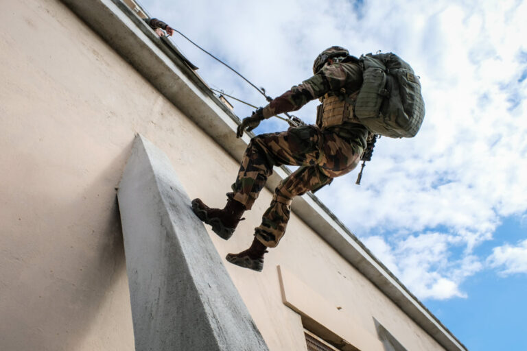 France, Toulouse, 2017-11-30. On operation Sentinelle, legionnaires of the 2nd Foreign Parachute Regiment patrol the str