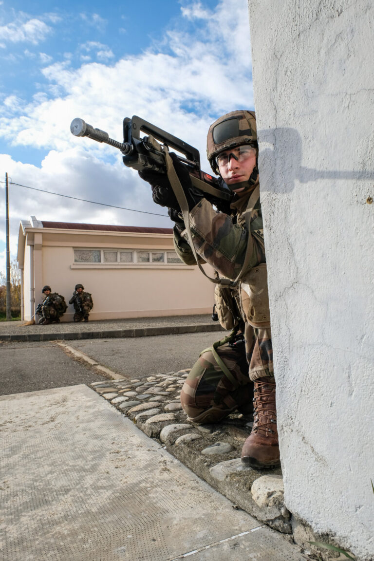 France, Toulouse, 2017-11-30. On operation Sentinelle, legionnaires of the 2nd Foreign Parachute Regiment patrol the str