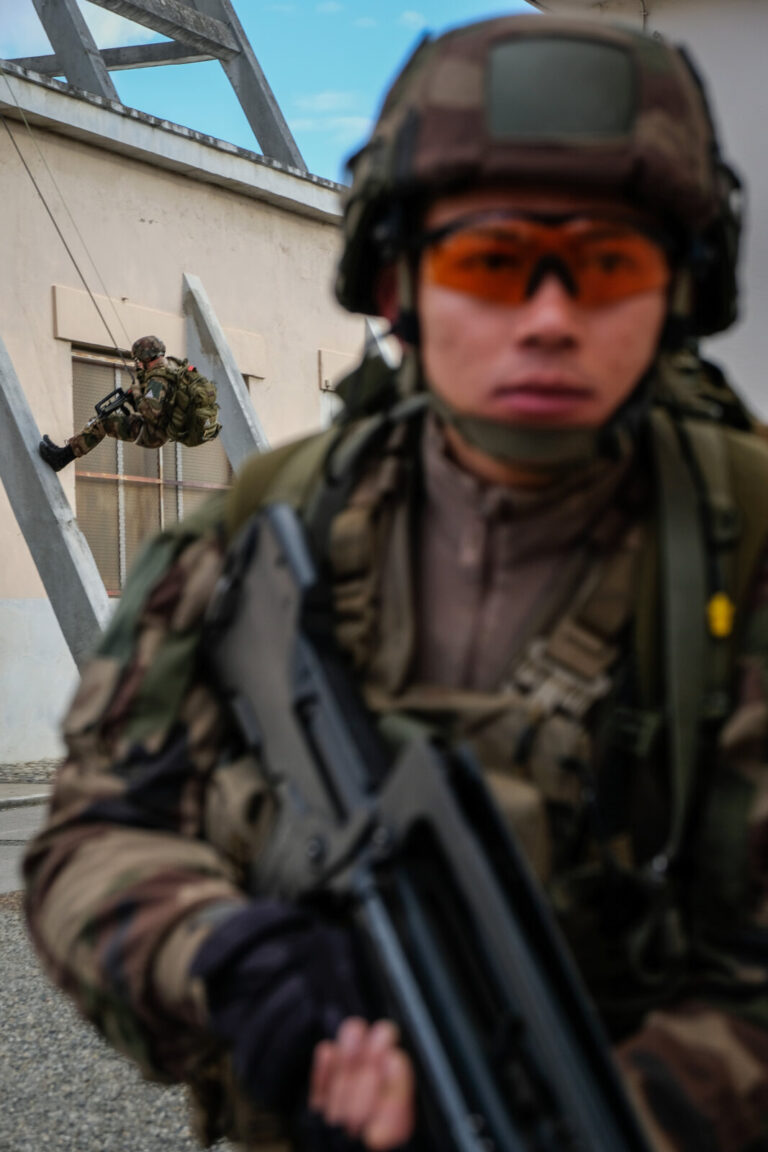 France, Toulouse, 2017-11-30. On operation Sentinelle, legionnaires of the 2nd Foreign Parachute Regiment patrol the str