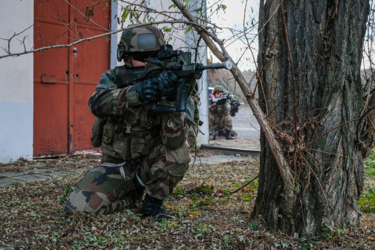 France, Toulouse, 2017-11-30. On operation Sentinelle, legionnaires of the 2nd Foreign Parachute Regiment patrol the str