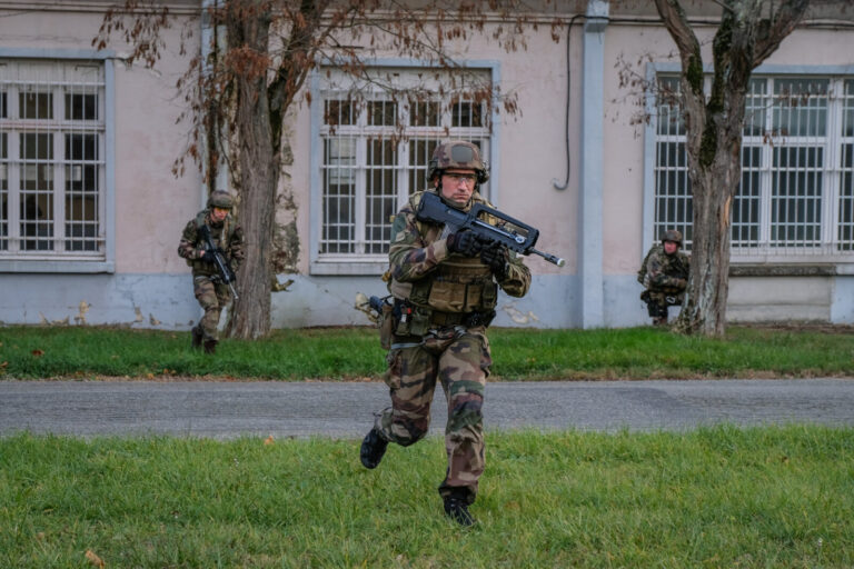 France, Toulouse, 2017-11-30. On operation Sentinelle, legionnaires of the 2nd Foreign Parachute Regiment patrol the str