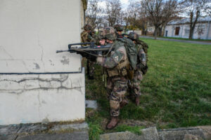 France, Toulouse, 2017-11-30. On operation Sentinelle, legionnaires of the 2nd Foreign Parachute Regiment patrol the str