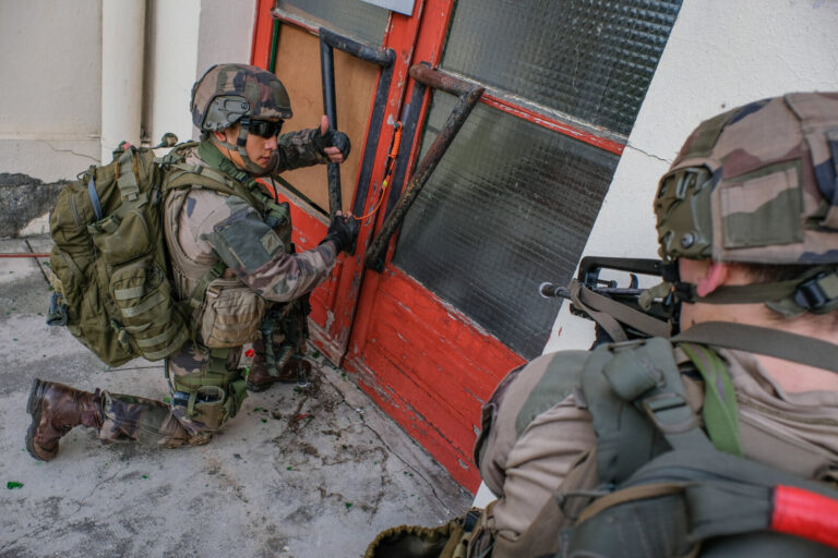 France, Toulouse, 2017-11-30. On operation Sentinelle, legionnaires of the 2nd Foreign Parachute Regiment patrol the str